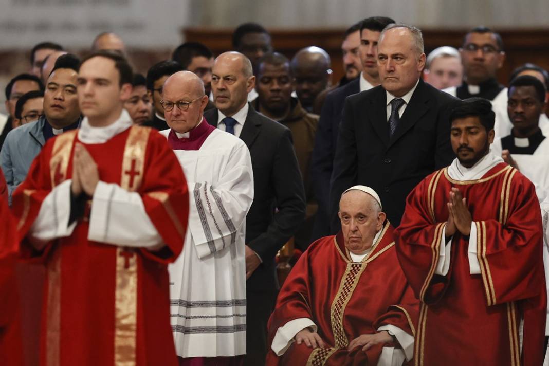 Papa, gençlerin ayaklarını yıkayıp öptü! Bakın neden... 12